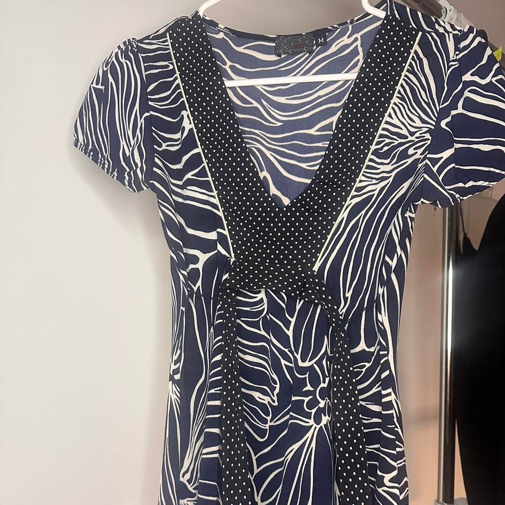 Beautiful vintage dress size medium it has a belt that cinches the waist so nice